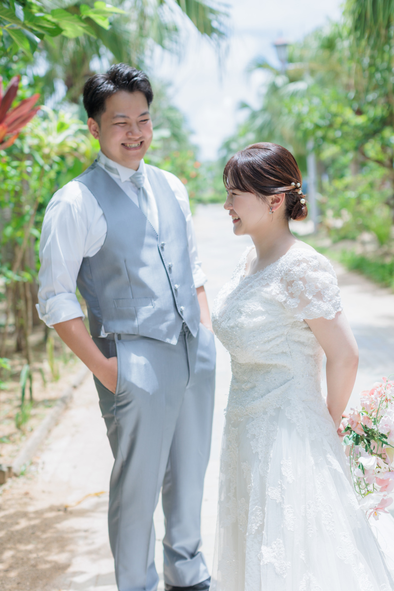 輝く沖縄の海でウェディングフォト