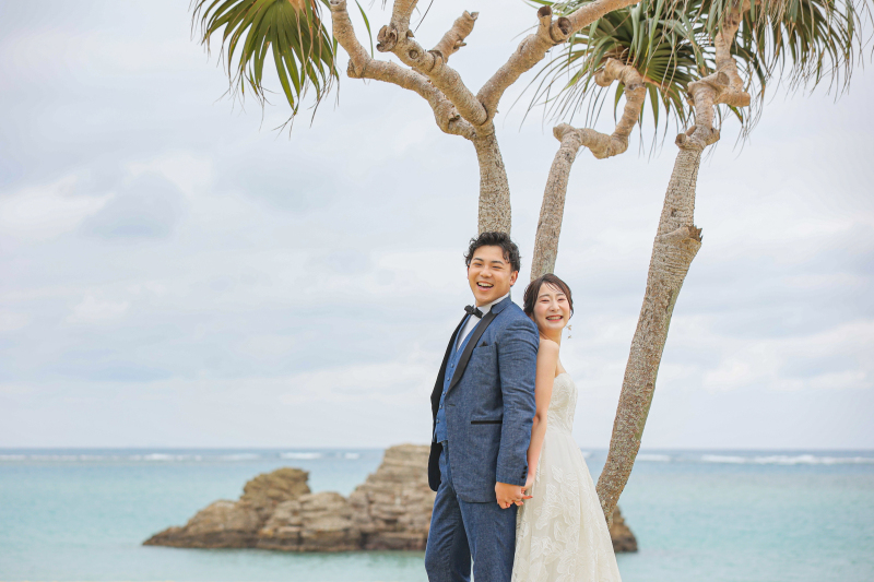 背中合わせで満面の笑みを