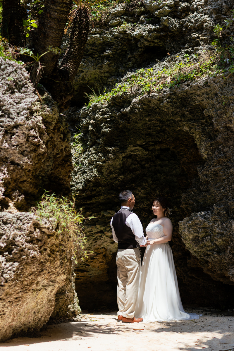 ひんやり涼しい岩陰で