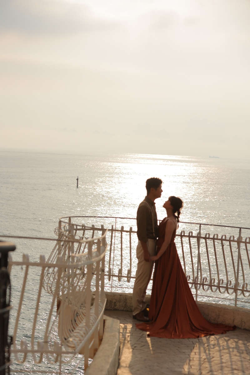 海に降り注ぐ光の中で