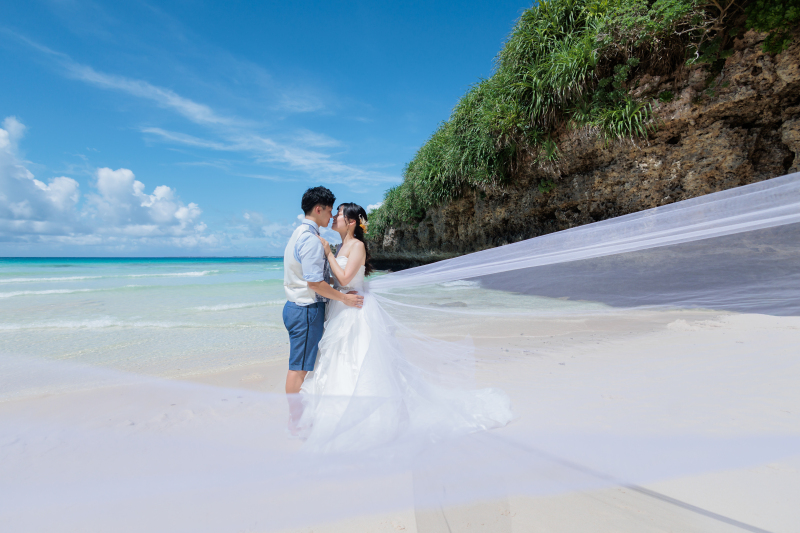 海風でベールがふわりと、