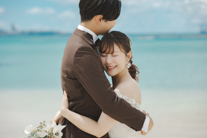 海をバックに。