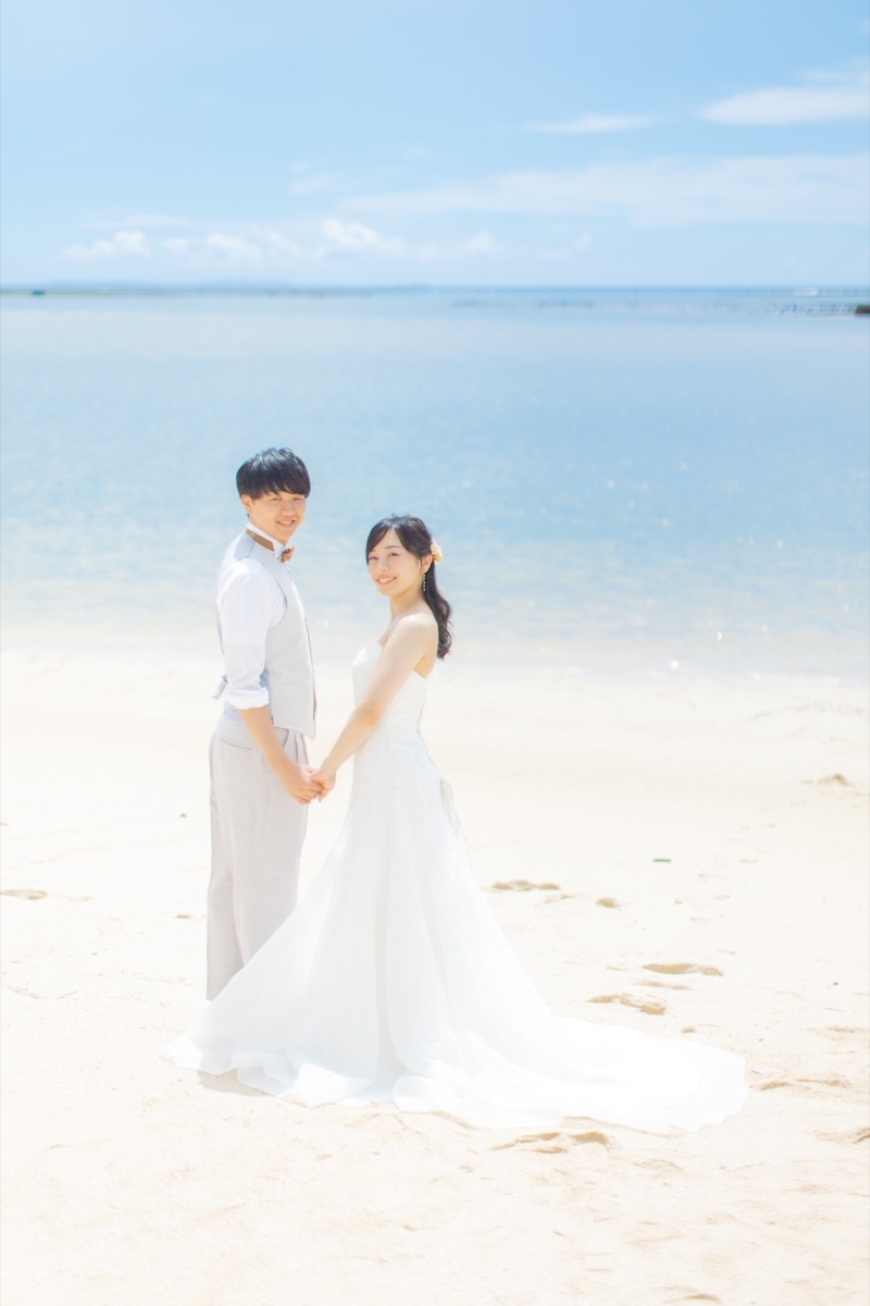 綺麗な海をバックに