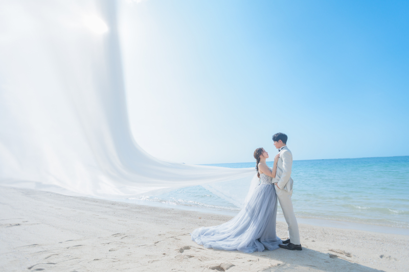 ベールを風になびかせて