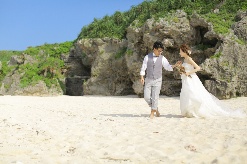 海以外にも岩場を背景に