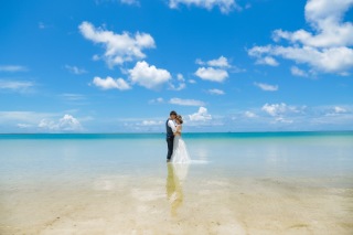 ドレスのまま海へ