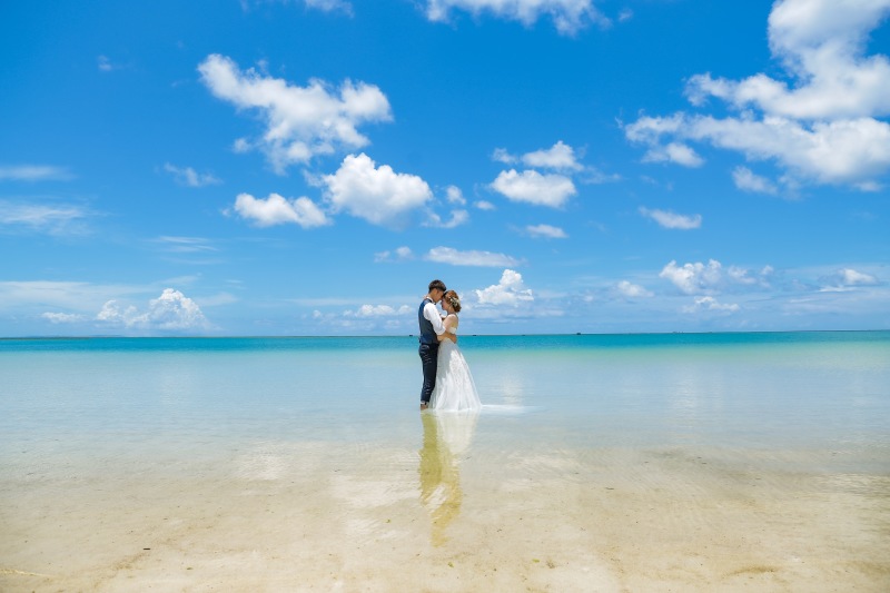 ドレスのまま海へ