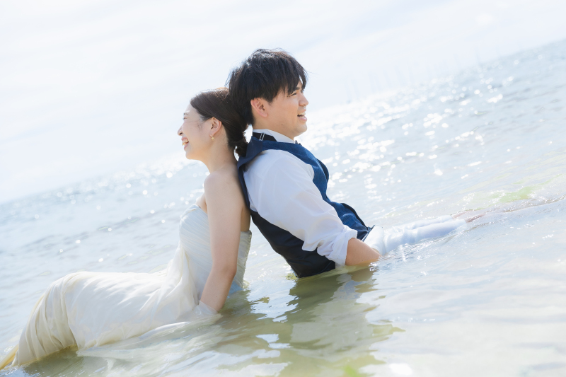 背中を合わせて