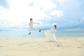 ビーチ×ドレス　沖縄で撮る、おふたりらしいウェディングフォト！