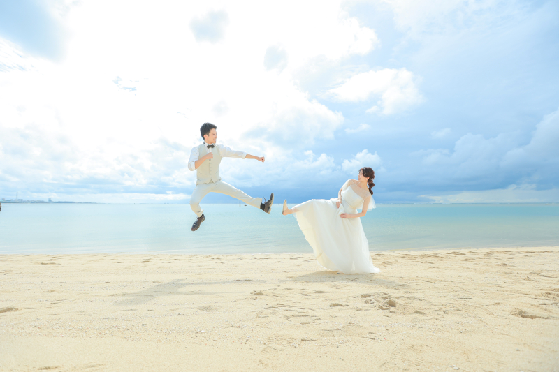 ビーチ×ドレス　沖縄で撮る、おふたりらしいウェディングフォト！
