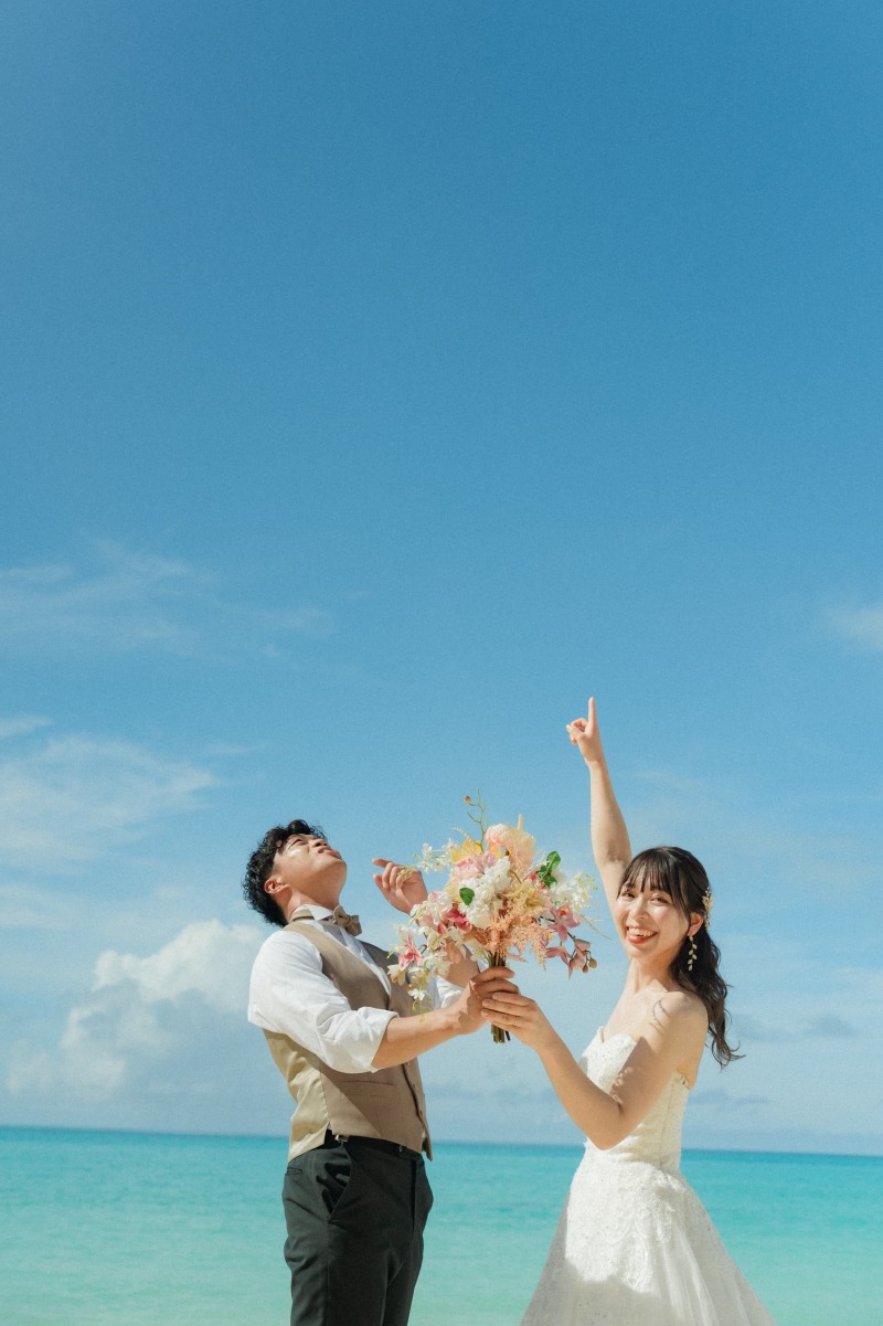 飛行機を指差している新婦さん！