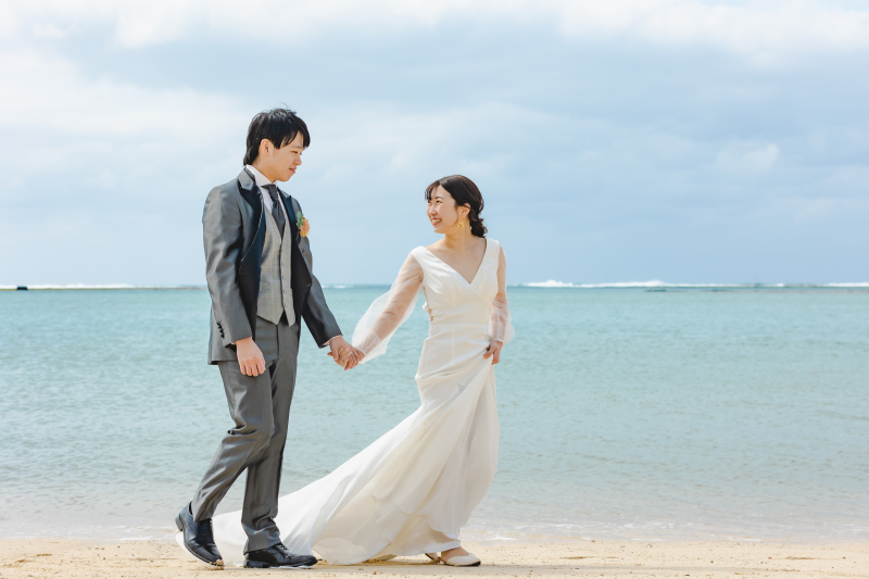 波打ち際を二人で