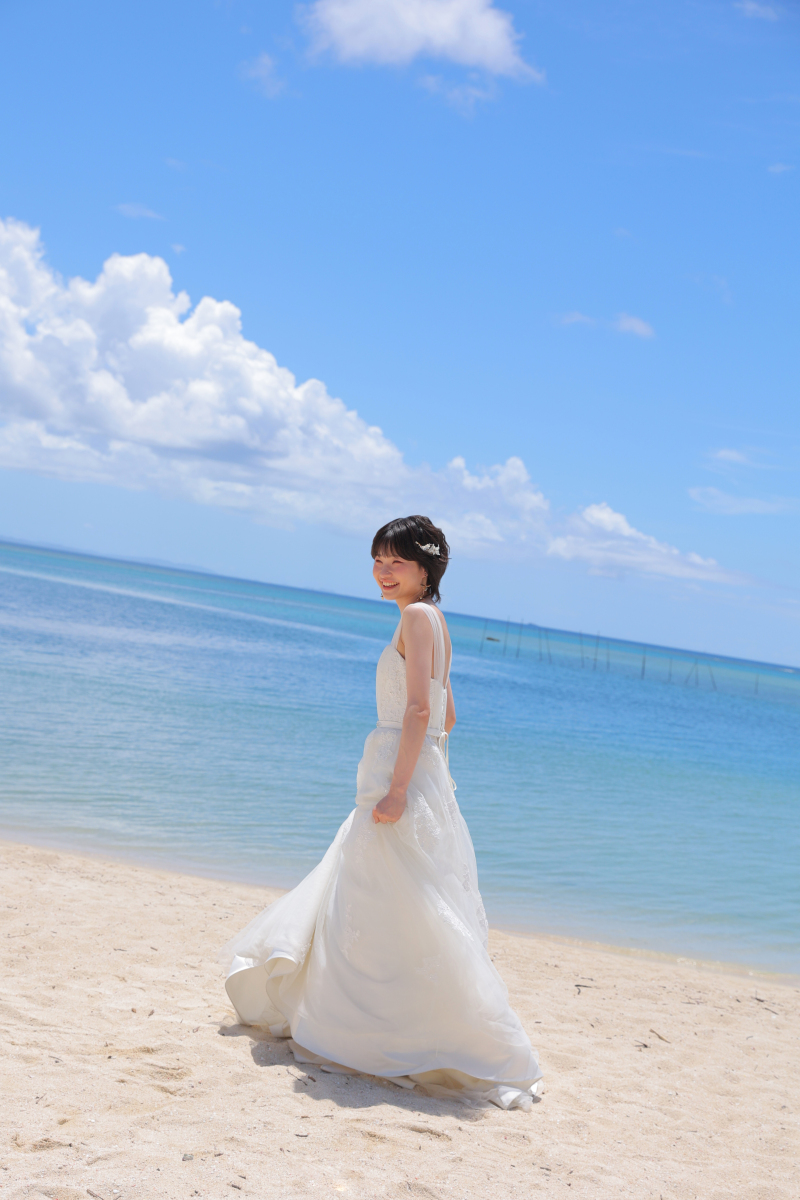 海辺にてご新婦様のソロショット