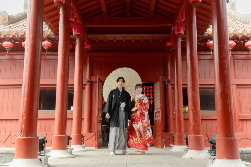 赤色が特徴の建物と一緒に
