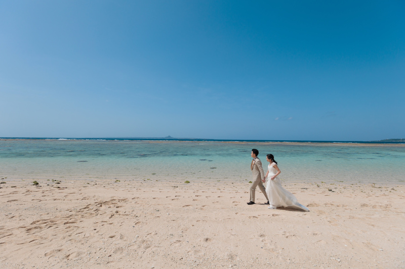 大空と海の前を歩いたり