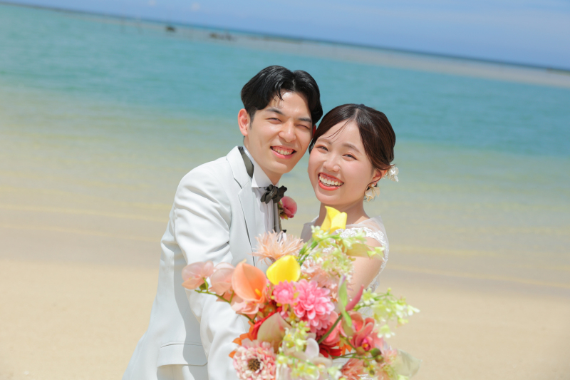 寄りのアングルで捉える表情とブーケ