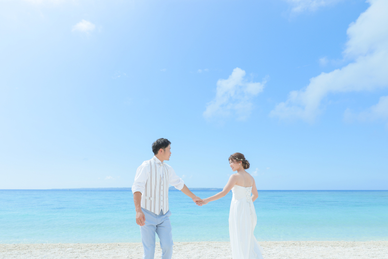 手を取り合って