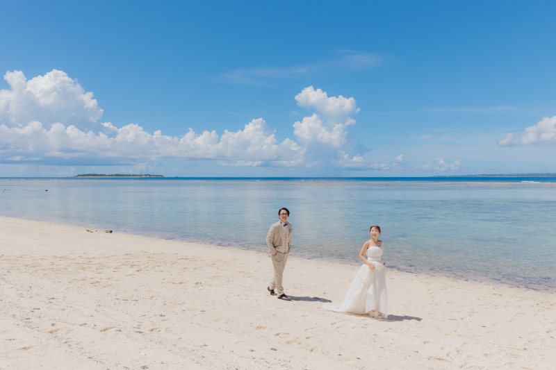 白い砂浜を二人でさんぽ