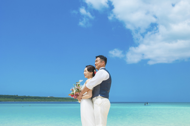 青い空、白い雲、碧く透き通る海