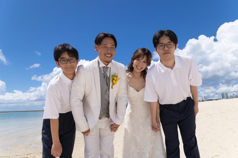 【沖縄家族フォト】 家族で歩いた夏の日の海辺と、光のチャペル