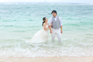 ドレスのまま海へ