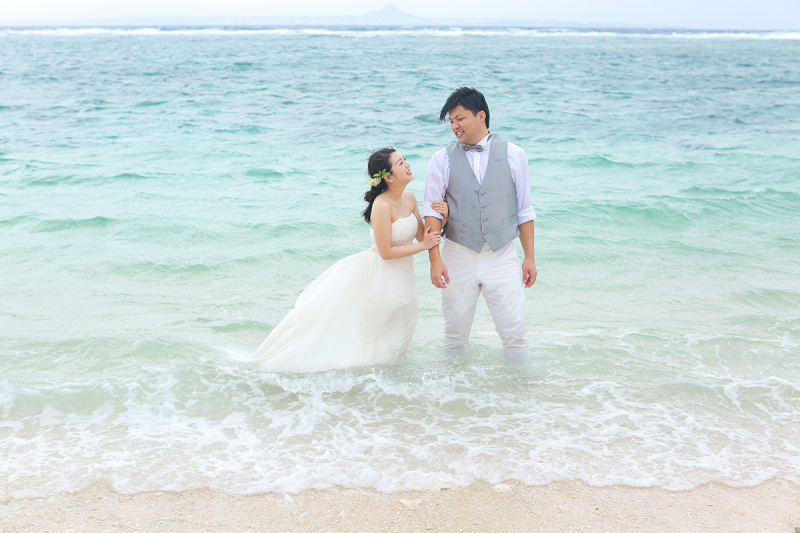 ドレスのまま海へ