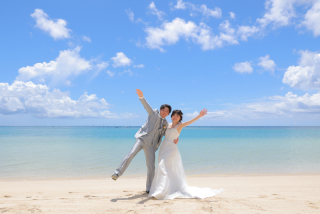 夏の光り輝く海で、おふたりの晴れ姿を残しませんか♪