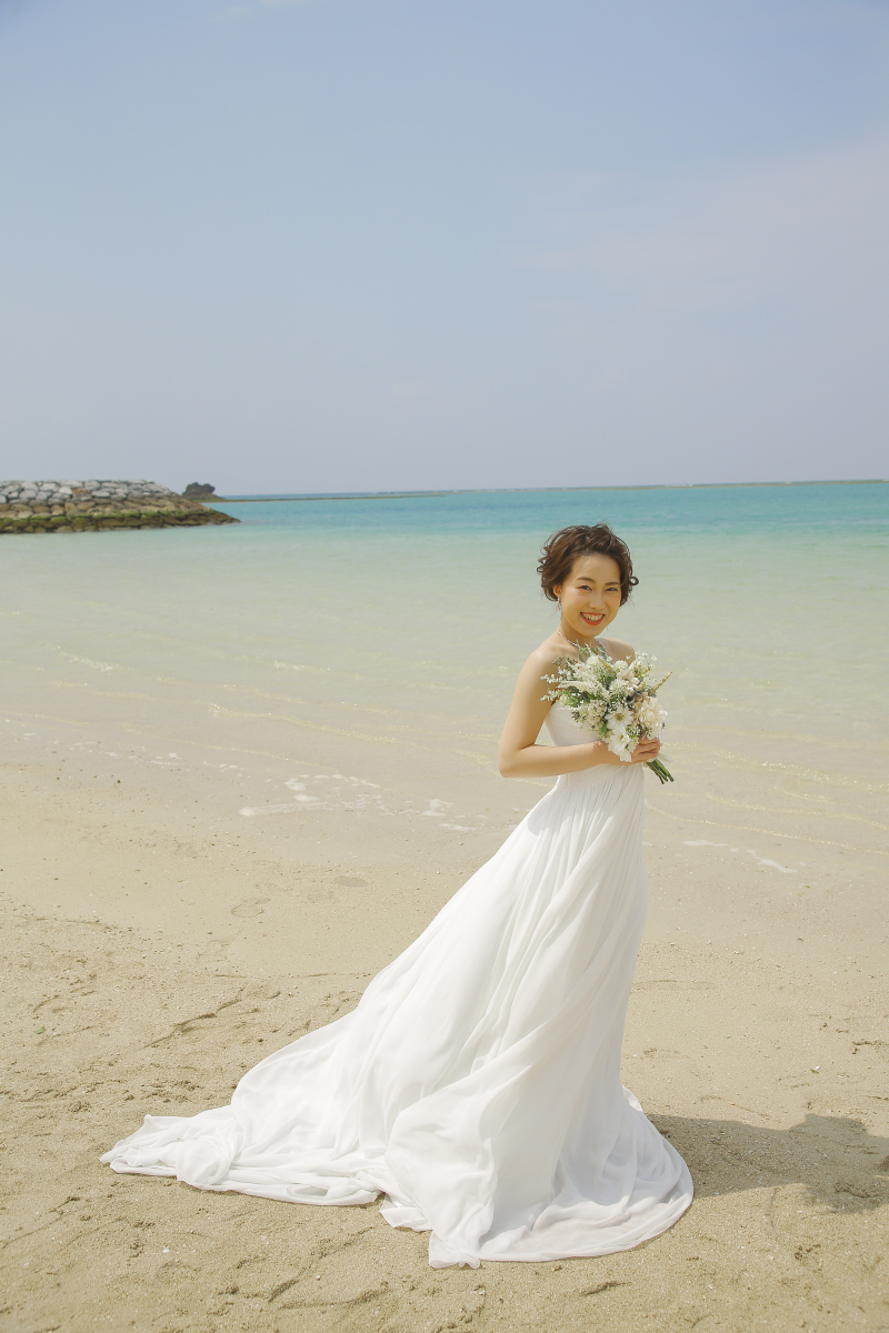 風になびくドレス