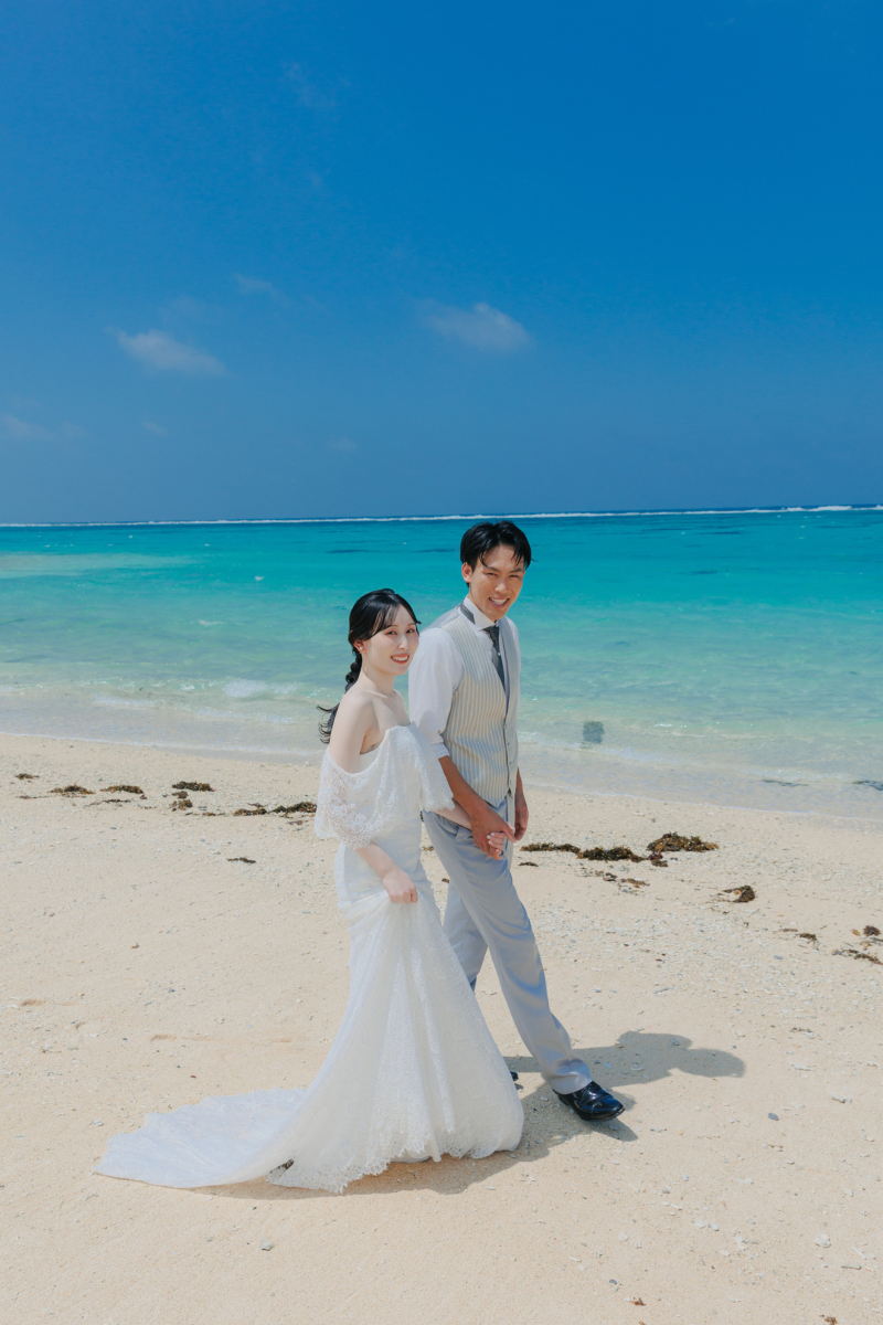 歩みの中で生まれる自然な笑顔を連写で