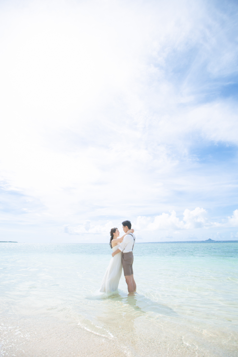 ドレスのまま海へ