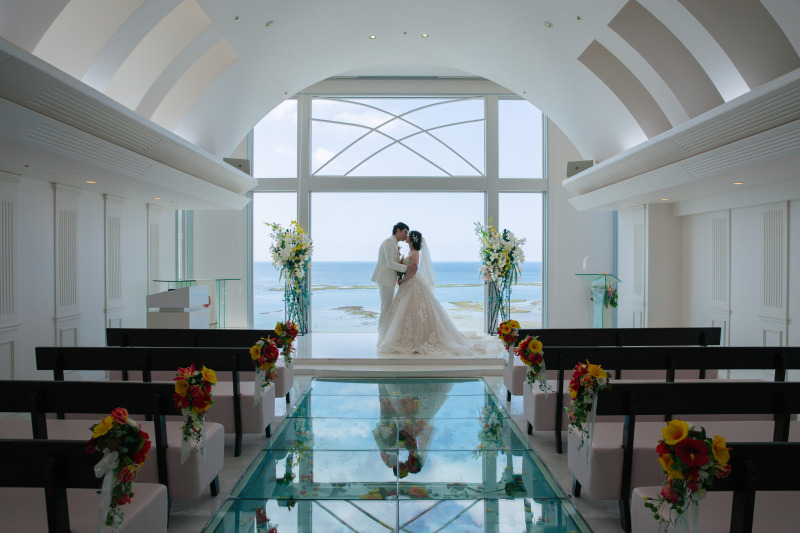 沖縄の空と海をバックに