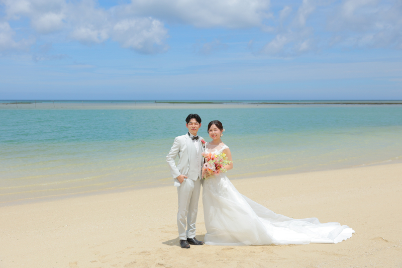 澄み切った海と白砂のシンプルな全景