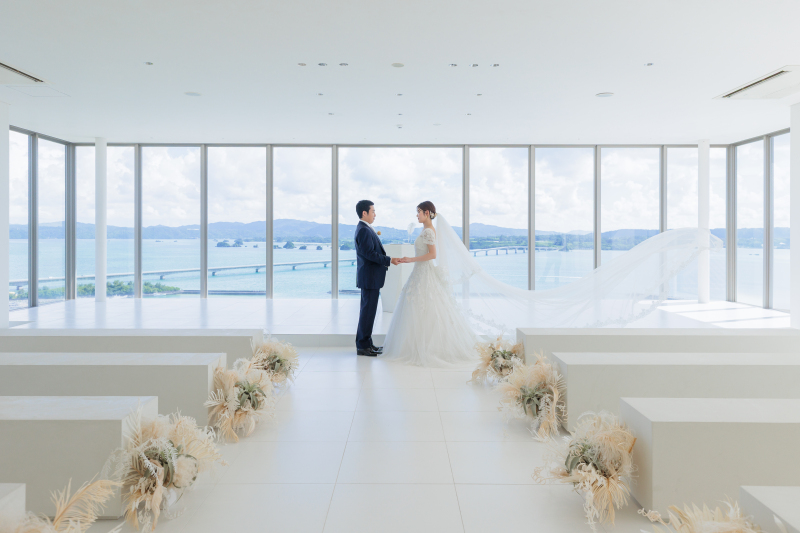 白と青の古宇利島チャペル