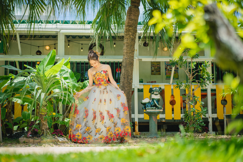 沖縄らしい可愛いカラードレスがたくさん♡