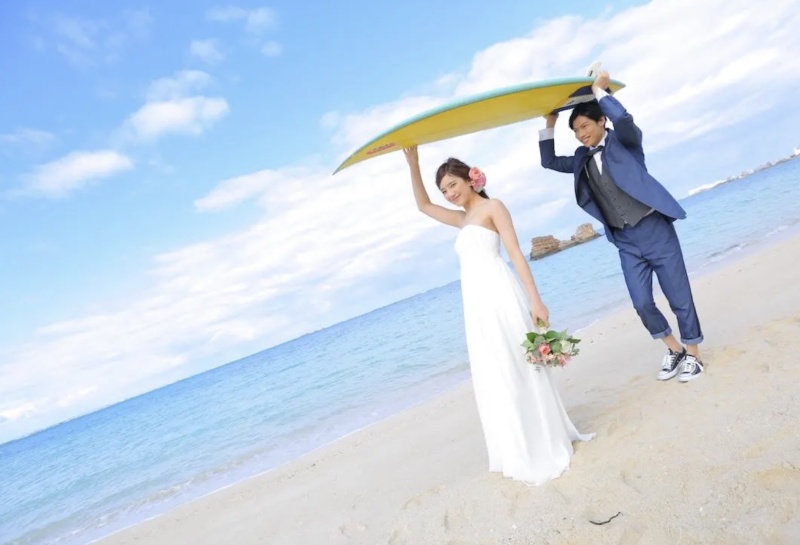 沖縄らしい風景と、サーフボードで楽しげに