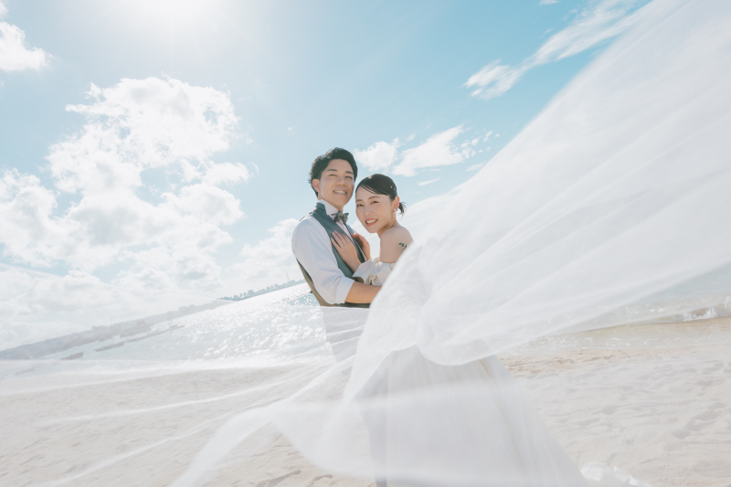 【コスパ最強】手ぶらでOK！沖縄ブルー満喫ビーチフォト　（衣装・ヘアメイク・アクセサリー・ブーケ・靴含む）