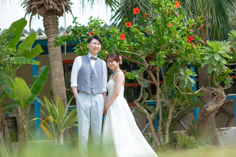 【ビーチで緑も撮れる？！】手ぶらでOK！沖縄ブルー満喫ビーチフォト　（衣装・ヘアメイク・アクセサリー・ブーケ・靴含む）