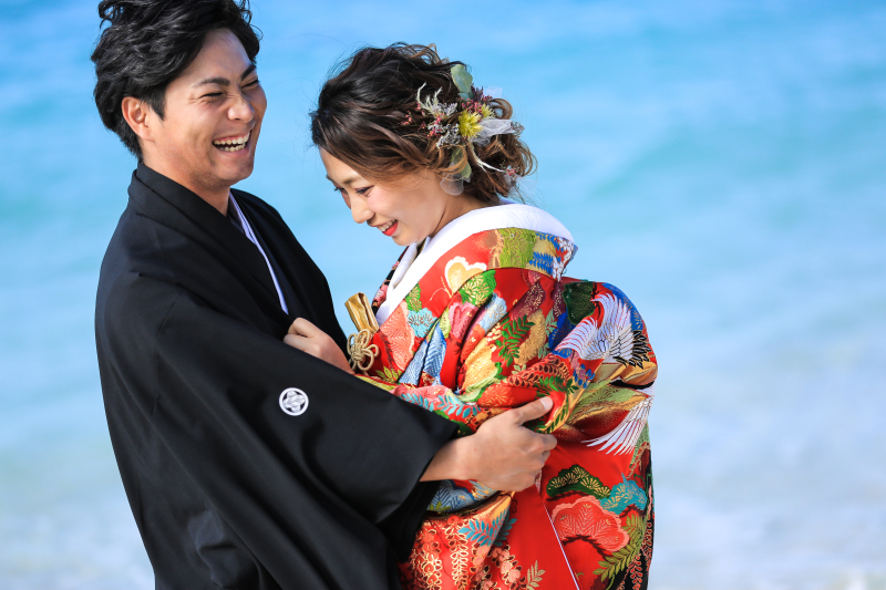 【ビーチで和装フォト】本格和装＆ヘアメイク＆小物一式♢台紙付き写真も１冊ついてくる♢沖縄ビーチで叶える新感覚の和装フォト