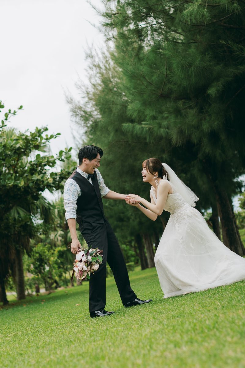 【ビーチで緑も撮れる？！】手ぶらでOK！沖縄ブルー満喫ビーチフォト　（衣装・ヘアメイク・アクセサリー・ブーケ・靴含む）