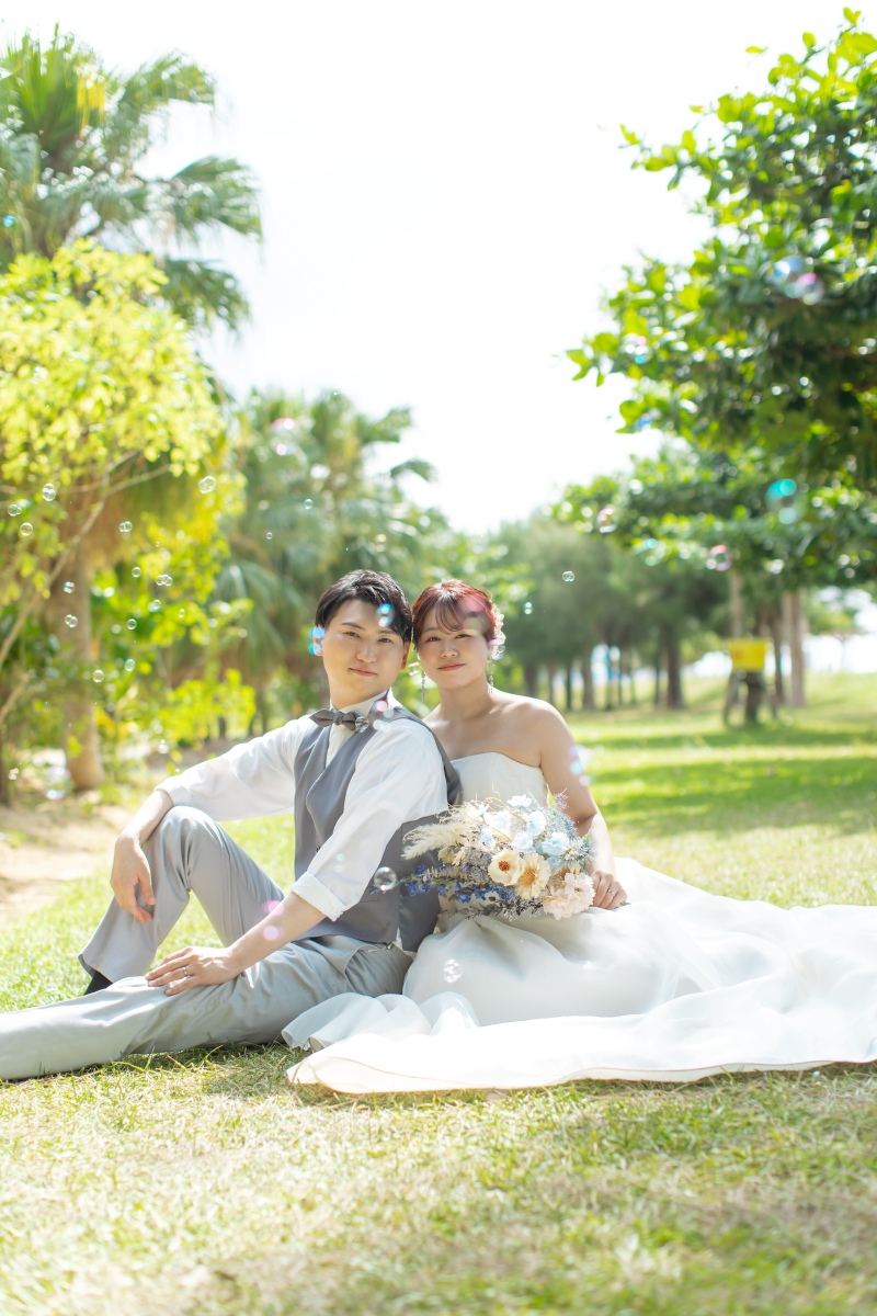 【ビーチで緑も撮れる？！】手ぶらでOK！沖縄ブルー満喫ビーチフォト　（衣装・ヘアメイク・アクセサリー・ブーケ・靴含む）