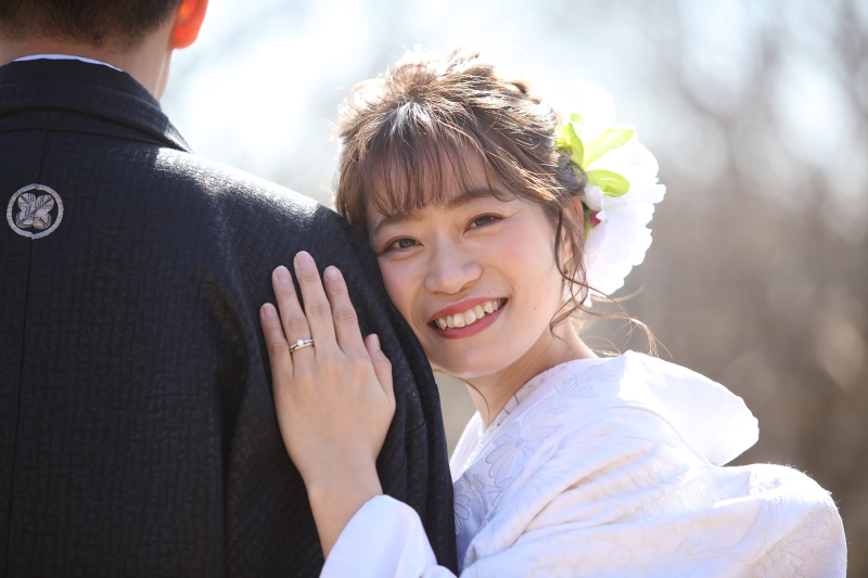 婚約指輪をはめて撮影しました。