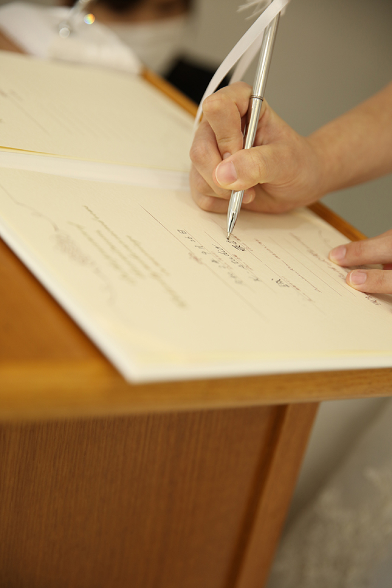 結婚証明書にサイン