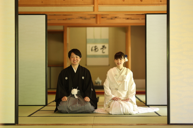 室内へ