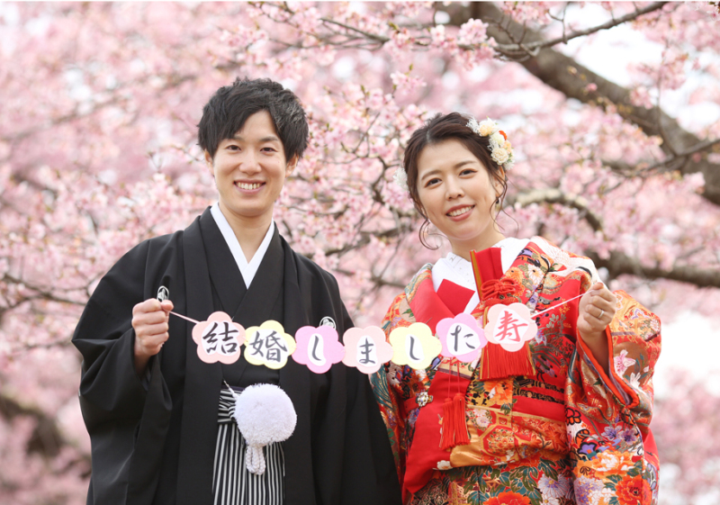 持ち込んだ小物も満開の河津桜をバックに撮影!