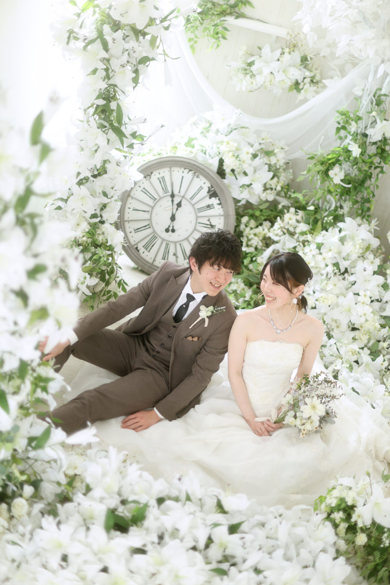 百合の花に囲まれて
