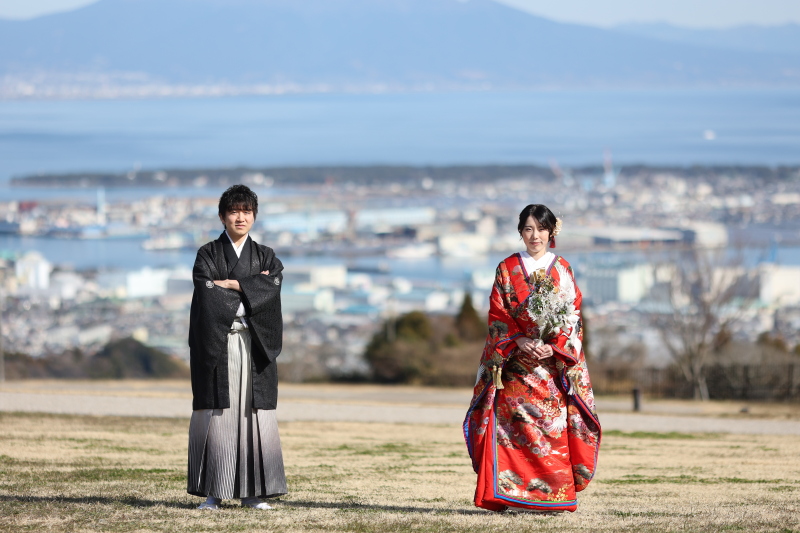 清水の街をバックに