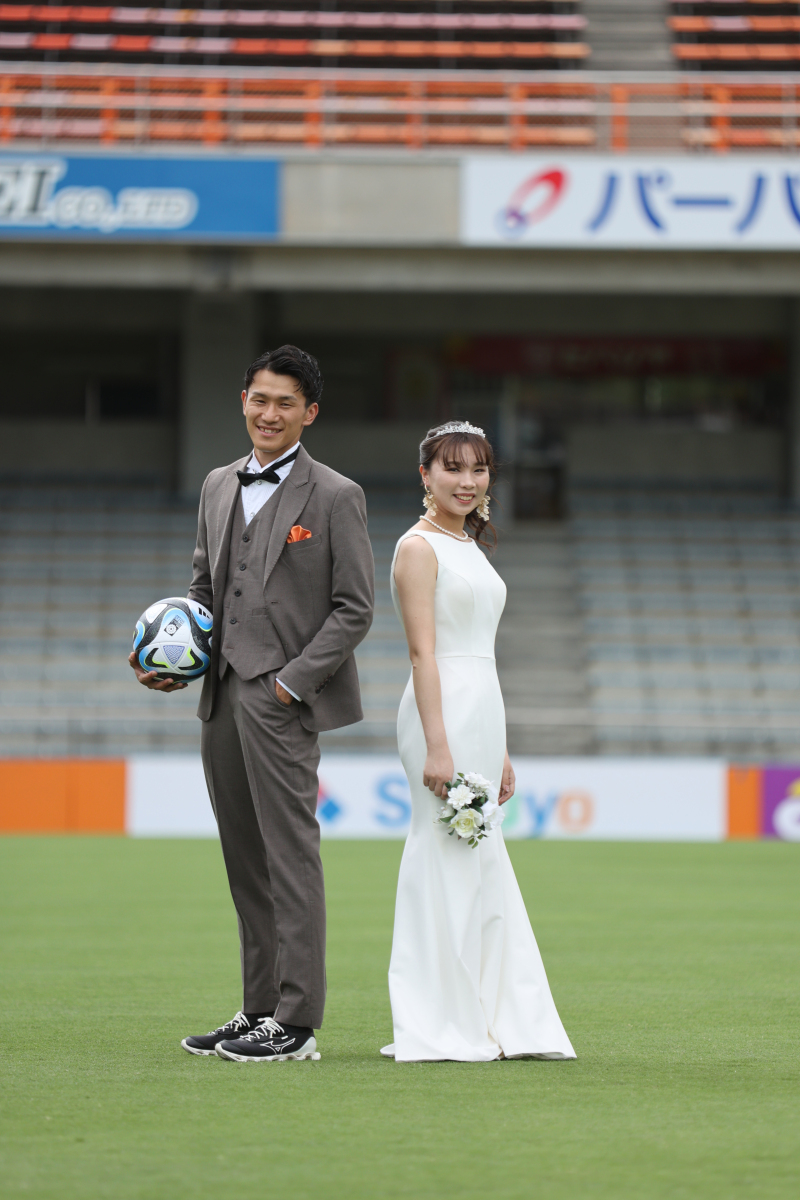 背中合わせで