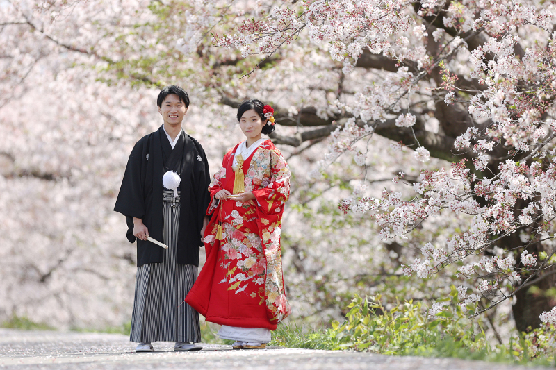 満開の桜の下できっちりと