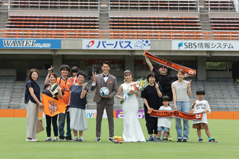 まずはピッチで集合写真!