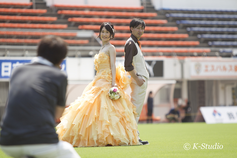 スタジアムの芝生の上で撮影いたしました